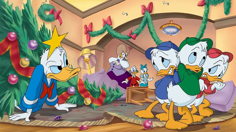 Dagobert Duck schaut die drei kleinen Entlein böse an, weil sie den Weihnachtsbaum umgekippt haben. 
