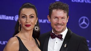 Mihaela Schwartzenberg und Felix Baumgartner lächeln in die Kamera - Foto: IMAGO / Mandoga Media