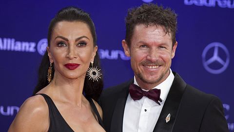 Mihaela Schwartzenberg und Felix Baumgartner lächeln in die Kamera - Foto: IMAGO / Mandoga Media