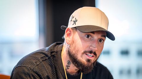 Mike Heiter, hier mit einer Cappy auf dem Kopf zu sehen, sieht ernst aus.  - Foto: IMAGO / Funke Foto Services