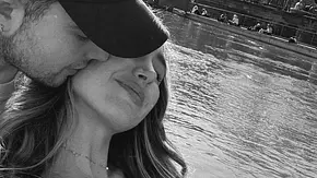 Mike Singer küsst Nadja am Wasser auf die Schläfe. Sie sind offiziell zusammen und erwarten ein Baby. - Foto: Instagram.com/nadjaa.os/ Mike Singer küsst Nadja am Wasser auf die Schläfe. Sie sind offiziell zusammen und erwarten ein Baby. - Foto: Instagram.com/nadjaa.os/