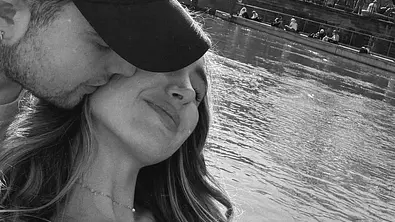 Mike Singer küsst Nadja am Wasser auf die Schläfe. Sie sind offiziell zusammen und erwarten ein Baby. - Foto: Instagram.com/nadjaa.os/ Mike Singer küsst Nadja am Wasser auf die Schläfe. Sie sind offiziell zusammen und erwarten ein Baby. - Foto: Instagram.com/nadjaa.os/
