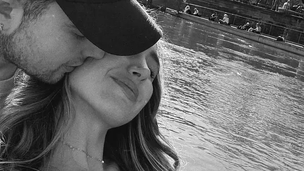 Mike Singer küsst Nadja am Wasser auf die Schläfe. Sie sind offiziell zusammen und erwarten ein Baby. - Foto: Instagram.com/nadjaa.os/ Mike Singer küsst Nadja am Wasser auf die Schläfe. Sie sind offiziell zusammen und erwarten ein Baby. - Foto: Instagram.com/nadjaa.os/