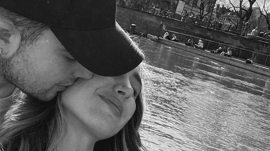 Mike Singer und Bachelors-Nadja erwarten Baby Mike Singer küsst Nadja am Wasser auf die Schläfe. Sie sind offiziell zusammen und erwarten ein Baby.