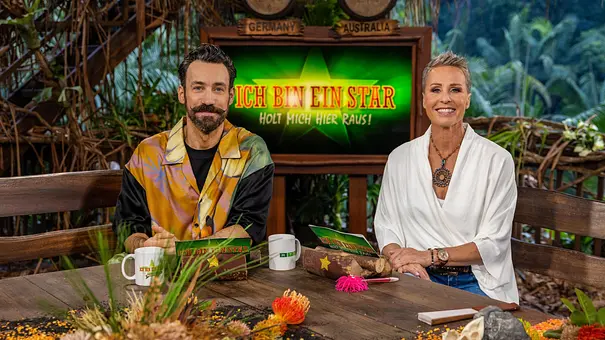 Sonja Zietlow und Jan Köppen im Baumhaus an einem Tisch sitzend, im Hintergrund ist auf einem Monitor das IBES-Logo zu sehen. - Foto: RTL / Patrick Heffels Sonja Zietlow und Jan Köppen im Baumhaus an einem Tisch sitzend, im Hintergrund ist auf einem Monitor das IBES-Logo zu sehen. - Foto: RTL / Patrick Heffels