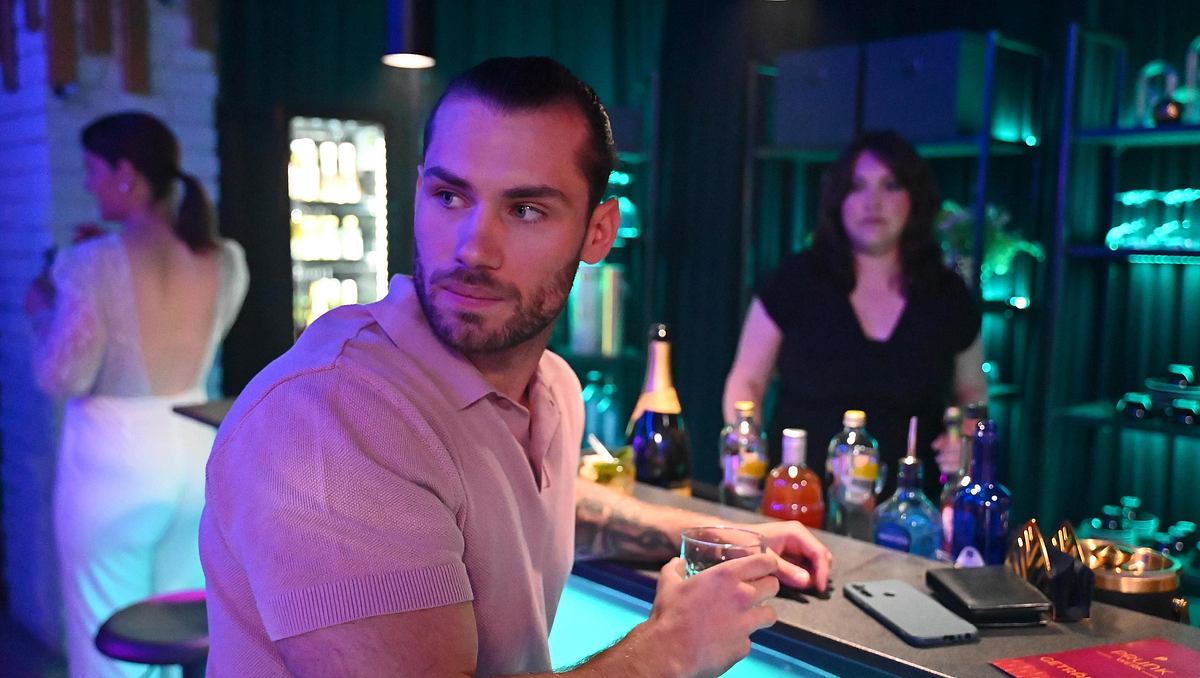 Milan begeht einen folgenschweren Fehler. Milan mit ernstem Blick an der Bar im Prunkwerk.