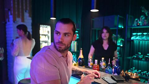 Milan mit ernstem Blick an der Bar im Prunkwerk. - Foto: RTL / Julia Feldhagen
