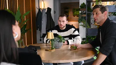 Milan zofft sich mit Deniz und Charlie. - Foto: RTL / Julia Feldhagen