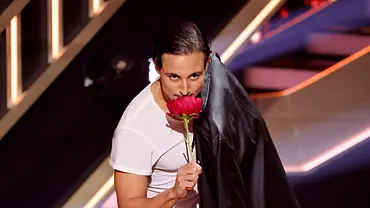 Milano mit einer Blume bei Lets Dance - Foto: IMAGO / Panama Pictures