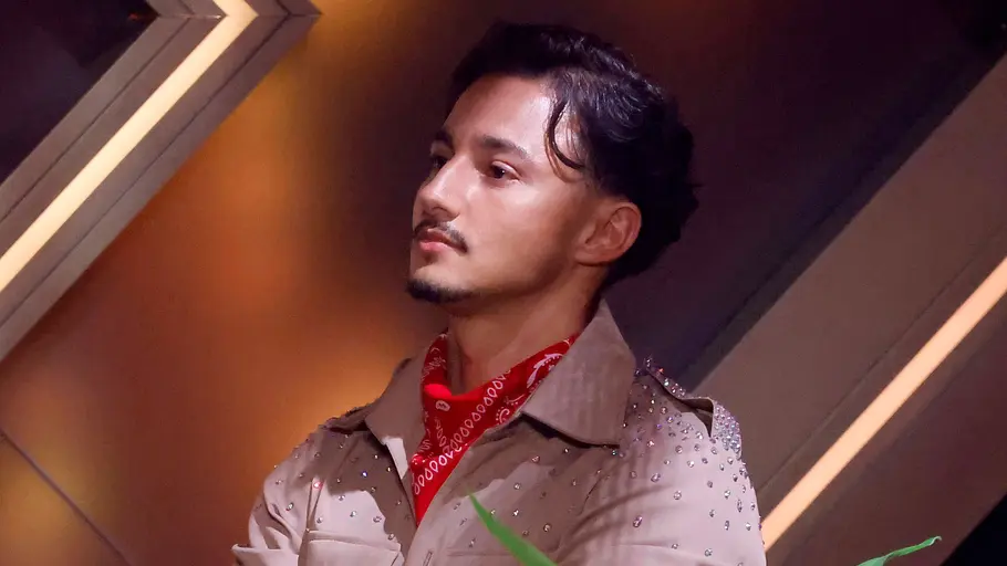 Ist Milano vergeben? Milano schaut gedankenverloren nach vorne auf dem Let's Dance-Parkett.