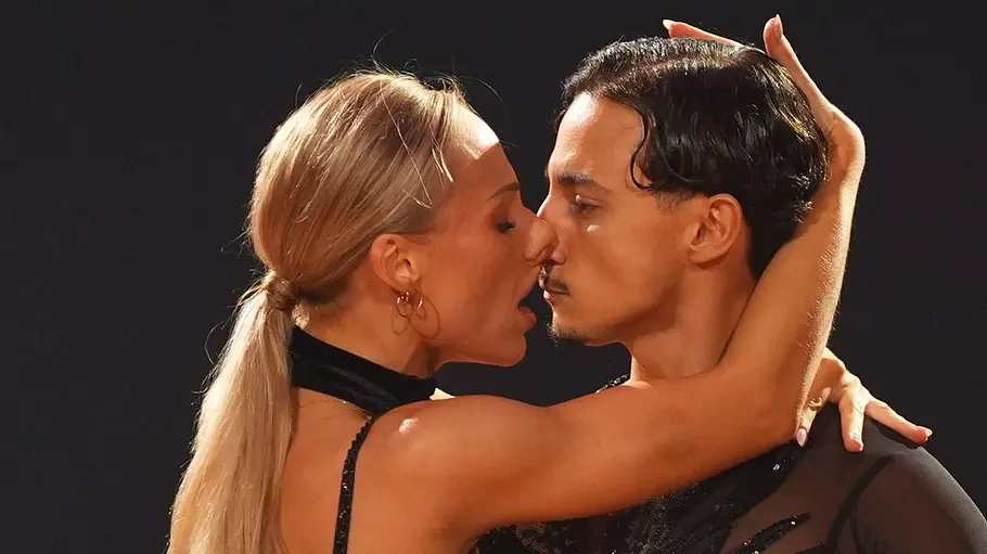 Milano und Marta Arndt wirken im Let's Dance-Finale ganz verliebt. Während des Tanzens kommt es fast zum Kuss. 