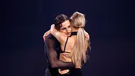 Milano umarmt Marta und schaut traurig. - Foto: IMAGO/ Panama Pictures Milano umarmt Marta und schaut traurig. - Foto: IMAGO/ Panama Pictures