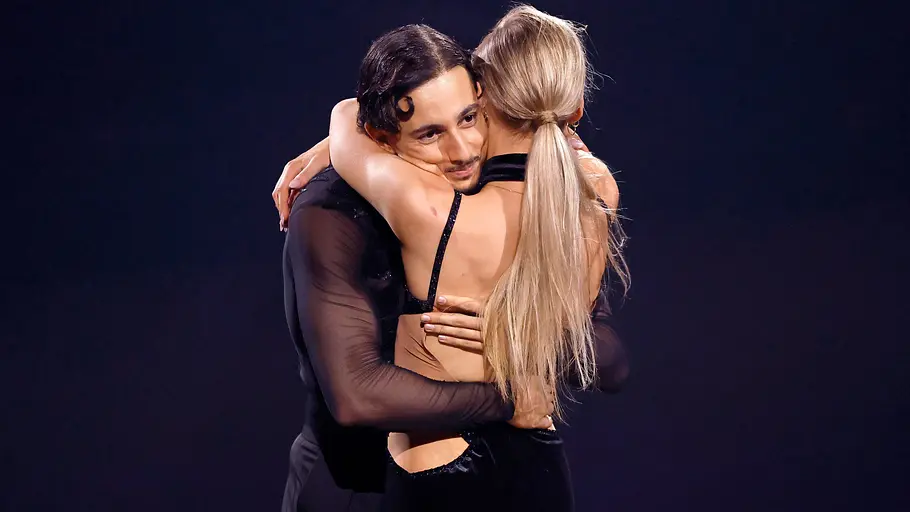 Milano und Marta Arndt haben eine enge Freundschaft entwickelt. Milano umarmt Marta und schaut traurig.
