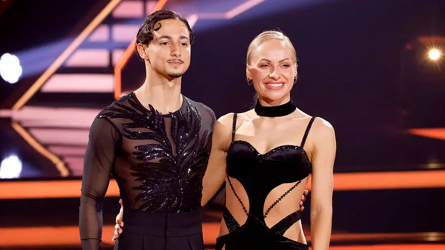 Milano und Marta Arndt bei „Let’s Dance“ Milano und Marta Arndt stehen nach einem Auftritt bei „Let’s Dance“ gemeinsam auf der Bühne.