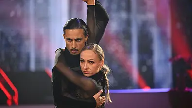 Milano und Marta Arndt bei einem Tanz in einer „Lets Dance“-Liveshow. Beide tragen schwarz. - Foto: RTL / Willi Weber