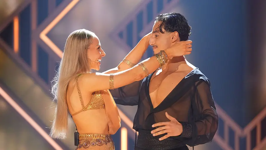 Milano und Marta Arndt punkten mit ihrer eigenen Art. Milano und Marta Arndt umarmen sich auf dem Parkett.
