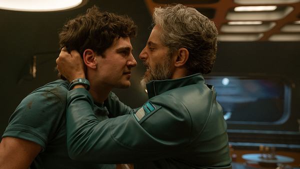 Max legt sich mit seinem Vater an. Dieser hält ihn am Nacken. - Foto: Carla Oset/NETFLIX