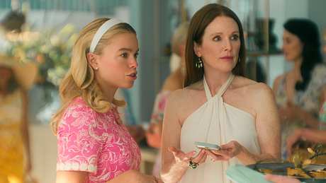 Milly Alcock und Julianne Moore in „Sirens“. - Foto: Netflix