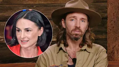 Dschungelcamp-Kandidat Gil Ofarim sitzt im Camp, daneben eingeblendet Schauspielerin Mimi Fiedler während eines TV-Auftritts. - Foto: IMAGO / STAR-MEDIA