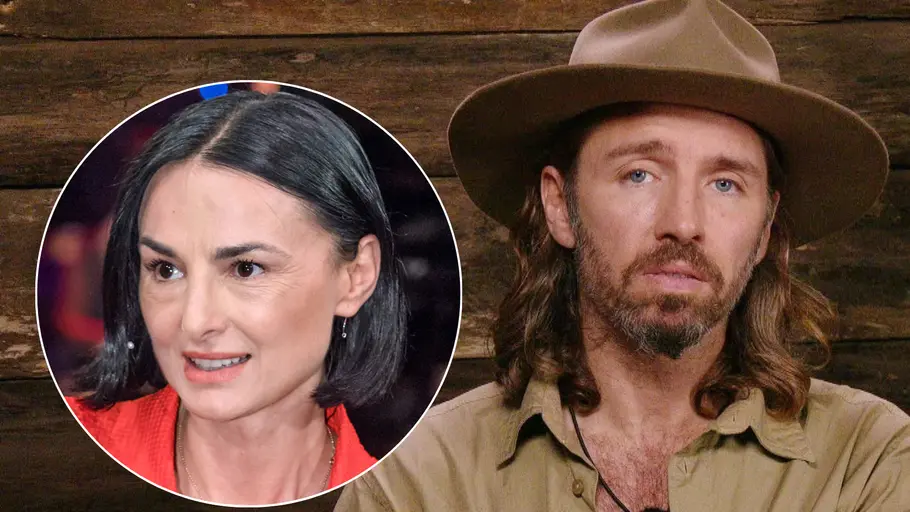 Dschungelcamp-Kandidat Gil Ofarim sitzt im Camp, daneben eingeblendet Schauspielerin Mimi Fiedler während eines TV-Auftritts.