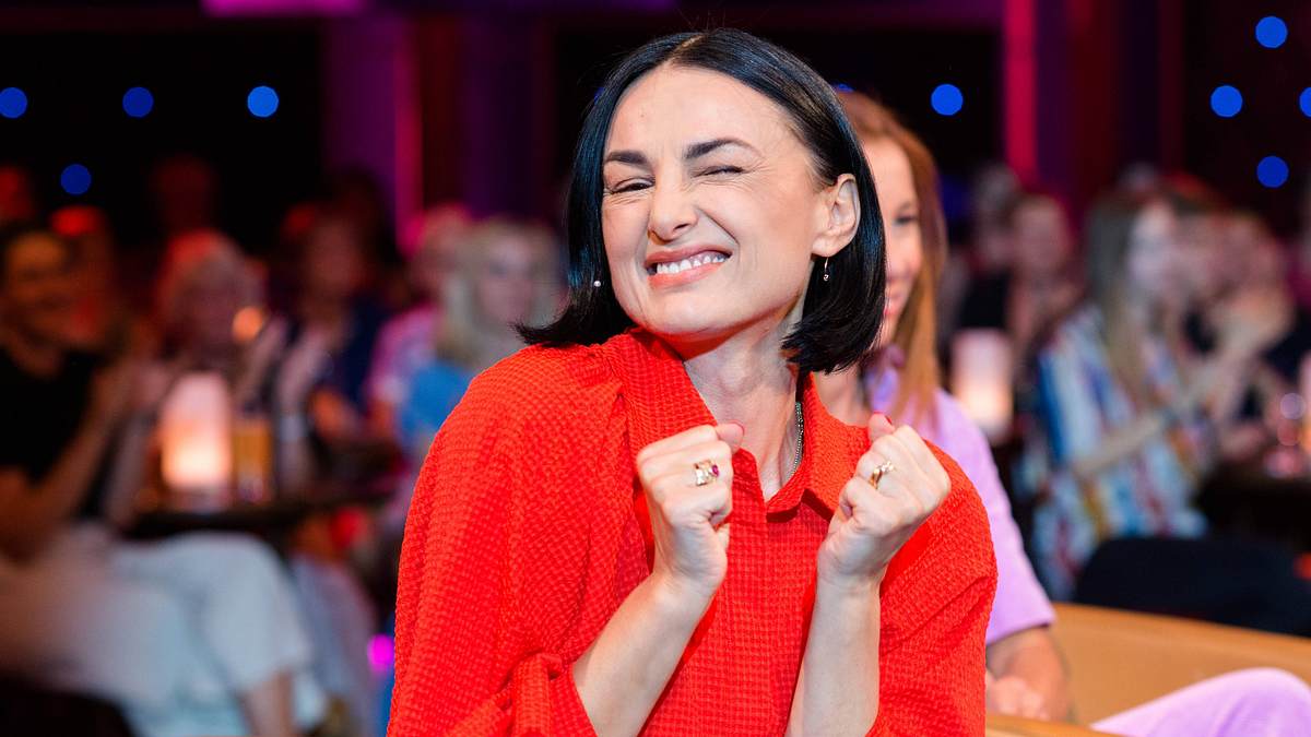 Hat Mimi Fiedler geheiratet? Mimi Fiedler, ganz in rot, schneidet anlässlich der Aufzeichnung der MDR - Talkshow Riverboat am 29.06.2023 eine Grimasse