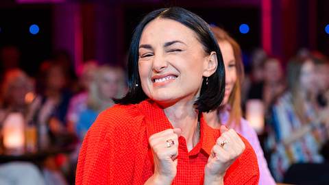 Mimi Fiedler, ganz in rot, schneidet anlässlich der Aufzeichnung der MDR - Talkshow Riverboat am 29.06.2023 eine Grimasse - Foto:  IMAGO / STAR-MEDIA