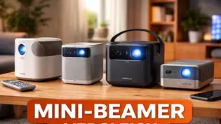 Vier Beamer stehen auf einem Tisch nebeneinander mit der Schlagzeile Mini-Beamer Vergleich darunter.  - Foto: TV Movie / ChatGPT