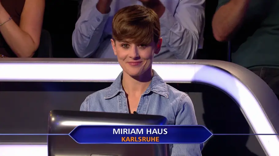 Miriam Haus ist in der Welt von „Wer wird Millionär?“ ein alter Hase. Miriam Haus sitzt mit kurzen braunen Haaren und Jeanshemd hinter einem Bildschirm. Eine Einblendung nennt ihren Namen und Karlsruhe.