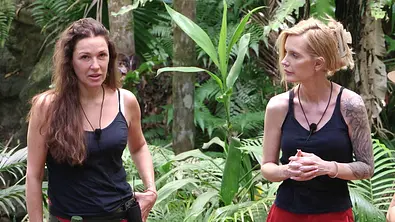 Simone schaut ernst, während Mirja sie anblickt. - Foto: RTL