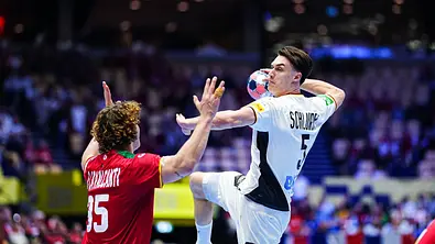 Miro Schluroff macht einen Sprungwurf beim Handball-EM-Spiel 2026 gegen Portugal. - Foto:  IMAGO / Eibner
