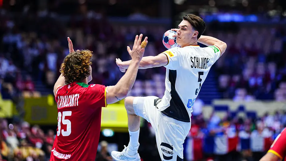 Miro Schluroff Handball EM 2026 Miro Schluroff macht einen Sprungwurf beim Handball-EM-Spiel 2026 gegen Portugal.