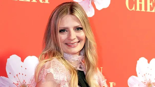 Mischa Barton lächelt bei einem öffentlichen Auftritt vor einer orangefarbenen Fotowand in die Kamera. - Foto: IMAGO / Future Image Mischa Barton lächelt bei einem öffentlichen Auftritt vor einer orangefarbenen Fotowand in die Kamera. - Foto: IMAGO / Future Image