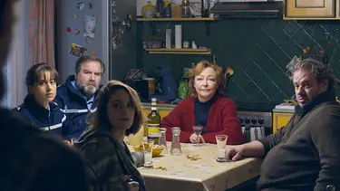 Als Jérémie (Félix Kysyl, vorne li.) eines Abends zur Witwe Martine (Catherine Frot, 2.v.r.) nach Hause kommt, sitzen mit ihr auch zwei Polizisten am Tisch. - Foto: © CG/Cinéma Als Jérémie (Félix Kysyl, vorne li.) eines Abends zur Witwe Martine (Catherine Frot, 2.v.r.) nach Hause kommt, sitzen mit ihr auch zwei Polizisten am Tisch. - Foto: © CG/Cinéma