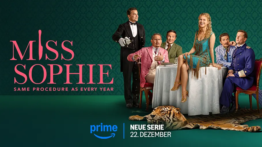 Eine Werbegrafik zur Serie „Miss Sophie“: Sechs Personen sind um einen weißen Tisch vor grünem Hintergrund gruppiert, auf dem Teppich liegt ein Tigerfell. In der Mitte sitzt eine junge Frau im Kleid auf dem Tisch, die anderen in Anzügen und Uniformen ringsum, während ein Butler Sekt einschenkt. Text: „Miss Sophie - Same procedure as every year - Neue Serie 22. Dezember“.