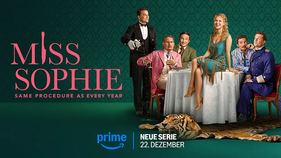 Eine Werbegrafik zur Serie „Miss Sophie“: Sechs Personen sind um einen weißen Tisch vor grünem Hintergrund gruppiert, auf dem Teppich liegt ein Tigerfell. In der Mitte sitzt eine junge Frau im Kleid auf dem Tisch, die anderen in Anzügen und Uniformen ringsum, während ein Butler Sekt einschenkt. Text: „Miss Sophie - Same procedure as every year - Neue Serie 22. Dezember“.