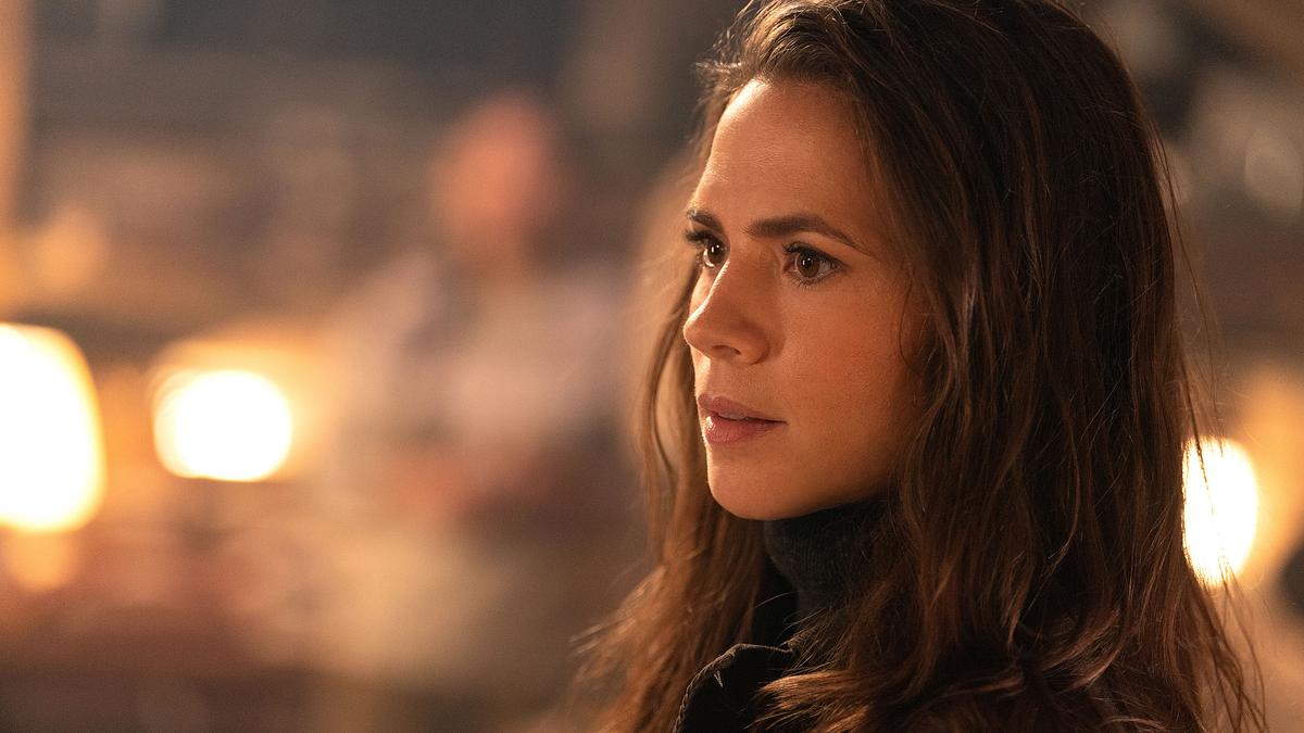 Darf Ethan Hunt rein freundschaftlich anhimmeln: Hayley Atwell als Grace. Hayley Atwell blickt als Grace nach links, der Hintergrund des Bildes ist unscharf.