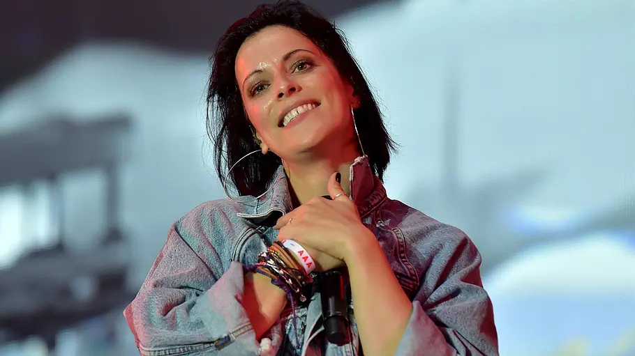 Mit 41: „The Voice“-Star Stefanie Kloß ist erneut Mama geworden Stefanie Kloß schaut lächelnd in die Ferne