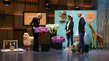 Janna Ensthaler, Katharina Schroth und Caspar Schroth stehen zwischen Babytragetaschen und großen Plüschtieren im Studio. - Foto: RTL Janna Ensthaler, Katharina Schroth und Caspar Schroth stehen zwischen Babytragetaschen und großen Plüschtieren im Studio. - Foto: RTL