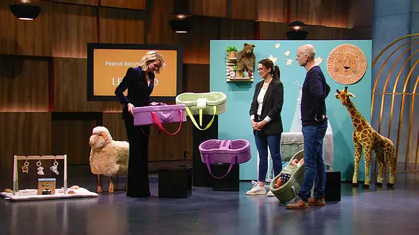 Janna Ensthaler, Katharina Schroth und Caspar Schroth stehen zwischen Babytragetaschen und großen Plüschtieren im Studio. - Foto: RTL Janna Ensthaler, Katharina Schroth und Caspar Schroth stehen zwischen Babytragetaschen und großen Plüschtieren im Studio. - Foto: RTL