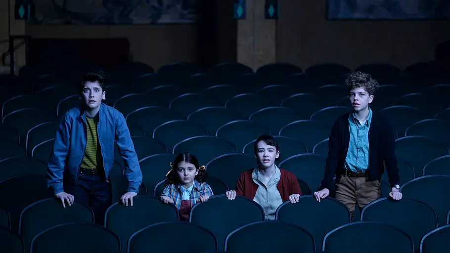 Vier Kinder ängstlich im Kino. Zwei Jungen stehen, zwei Mädchen sitzen.