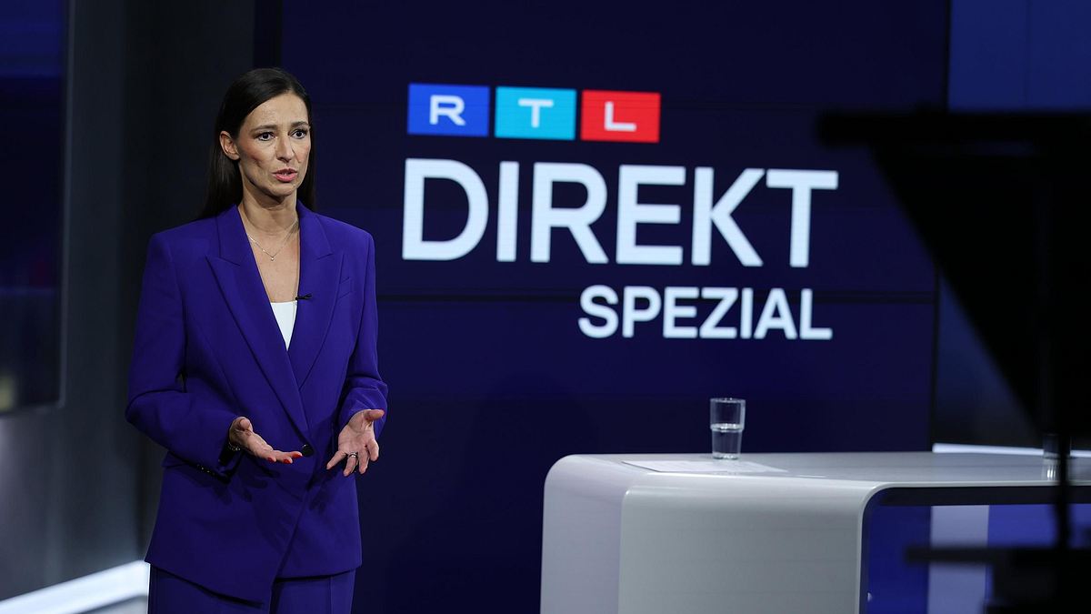 Pinar Atalay moderiert im „RTL Direkt“-Studio.