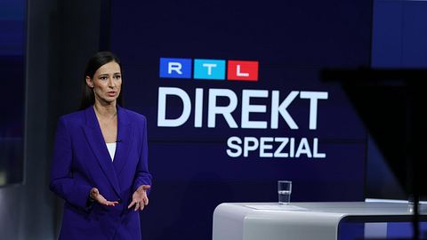 Pinar Atalay moderiert im „RTL Direkt“-Studio. - Foto: RTL / Jörg Carstensen