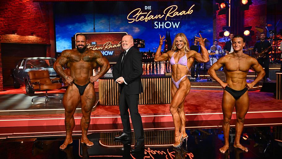Stefan Raab mit den Bodybuildern Marius Strumpen, Lena Ramsteiner und Stefan Gjorgiev.