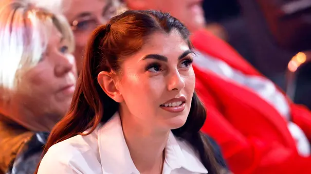 Yeliz Koc trägt eine weiße Bluse und schaut irritiert zur Seite. - Foto: Imago/Panama Pictures Yeliz Koc trägt eine weiße Bluse und schaut irritiert zur Seite. - Foto: Imago/Panama Pictures