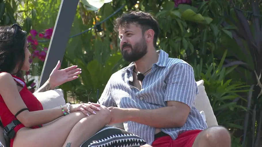 David unterhält sich mit Elena.