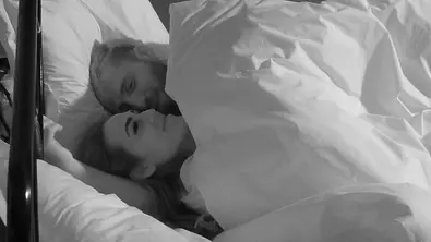 Elena und Johannes im Bett. - Foto: RTL