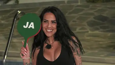 Elena Miras hält ein Ja-Schild in der Hand und grinst. - Foto: RTL Elena Miras hält ein Ja-Schild in der Hand und grinst. - Foto: RTL