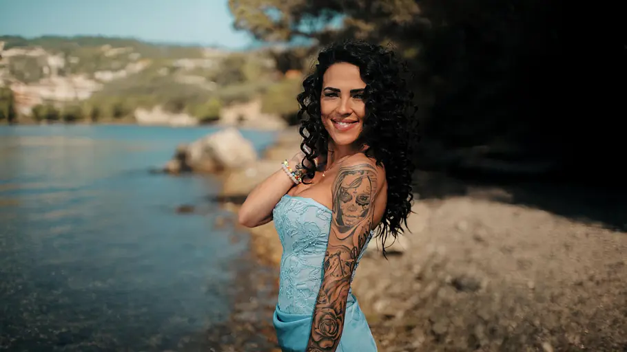 Elena Miras sucht bei MLFL ihren Traummann. Elena Miras im blauen Outfit am Wasser.