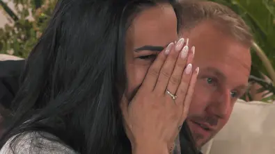 Elena hält sich die Hände vors Gesicht, im Hintergrund Johannes. - Foto: RTL