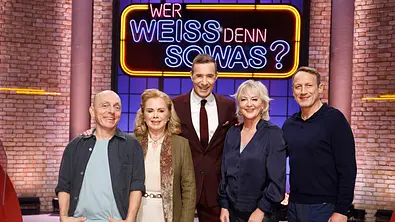 Moderator Kai Pflaume (M.) und seine Rateteam-Kapitäne Bernhard Hoëcker (l.) und Wotan Wilke Möhring (r.) begrüßen in dieser Sendung die niederländische Moderatorin Marijke Amado (2.v.l.) und die Fernsehmoderatorin Ulla Kock am Brink (2.v.r.). - Foto:  ARD/NDR/UFA SHOW & FACTUAL/Morris Mac Matzen